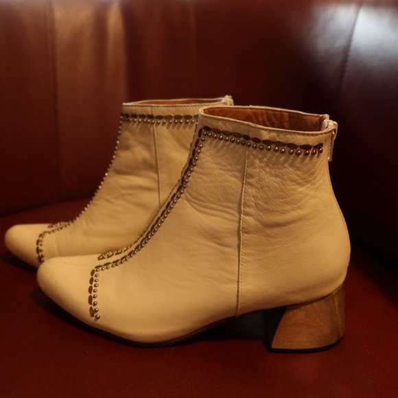 $645 Calleen Cordero Boots off-white/cream leather w brass and nickel studs 7 - Picture 3 of 16